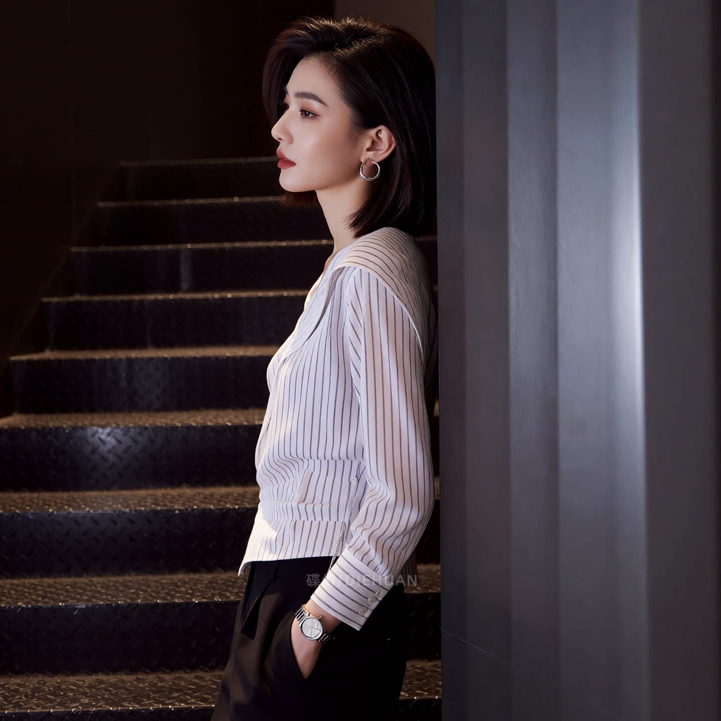 가을 의상 새로운 빛 요리 한 바람 스트라이프 긴팔 여성 셔츠 V넥 허리 수축 세련된 슬림해 보이는 빅 사이즈 인사이드 잡아라. 의류 상세 이미지 6