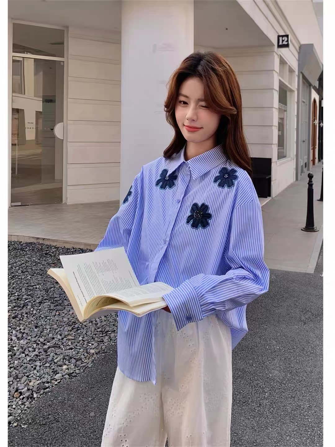 가을 의상 새로운 슈퍼 잘 생긴 파란색 스트라이프 여성 셔츠 빛 럭셔리 고급 센스 루즈핏 품격 꽃 자수 맨위 상세 이미지 6