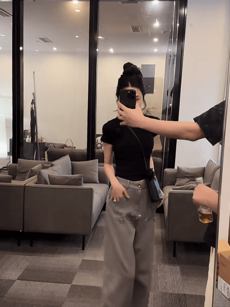 한 부서 패션 몸매 가꾸기 슬림해 보이는 라운드 넥 반팔 티셔츠 하이웨이스트 슬림해 보이는 와이드 레그 팬츠 투피스 세트 상세 이미지 3