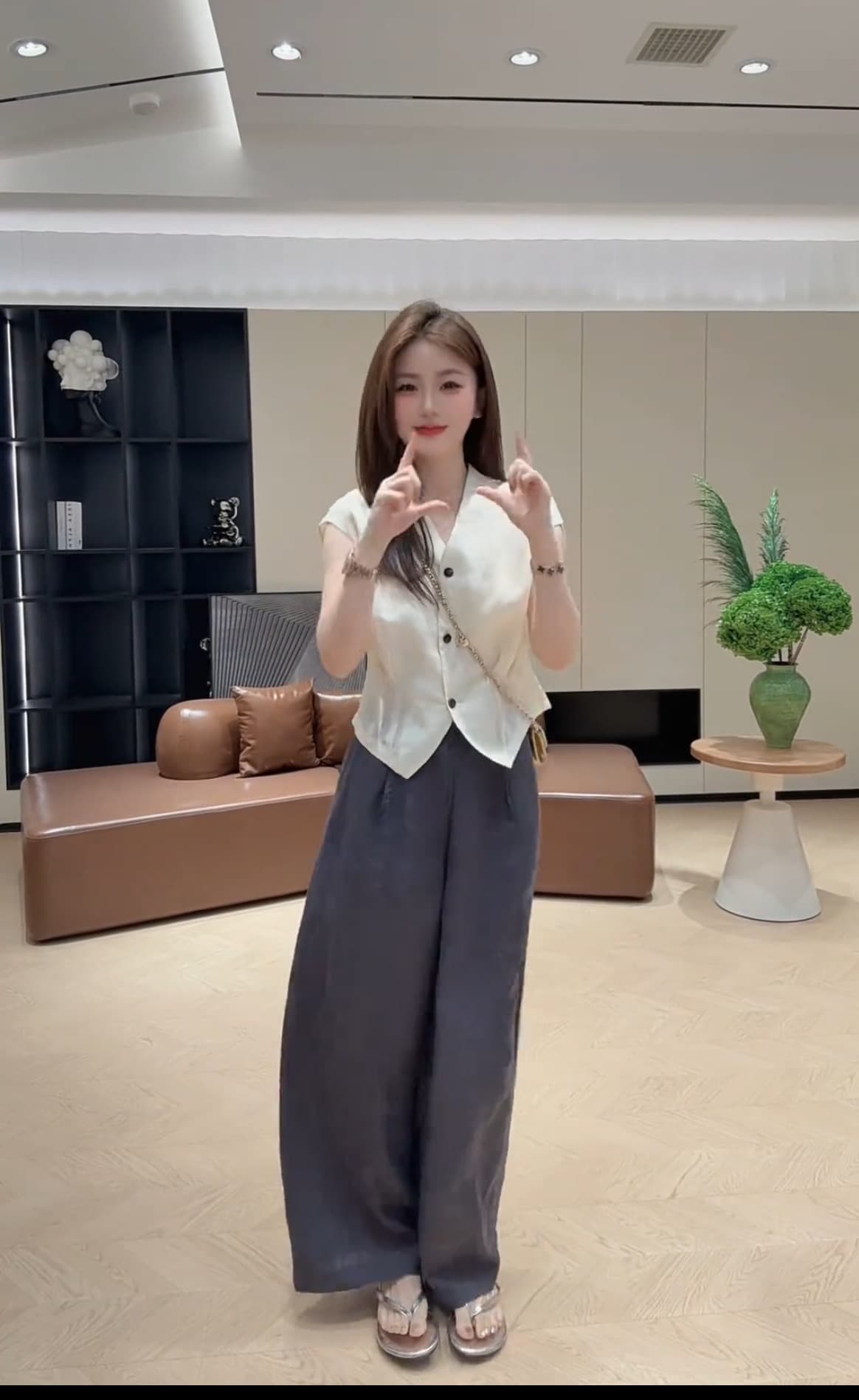 여름 싱글 줄 버튼 주름 허리 수축 품격 V넥 작은 셔츠 민소매 프랑스식 슬림해 보이는 맨위 세트 상세 이미지 1