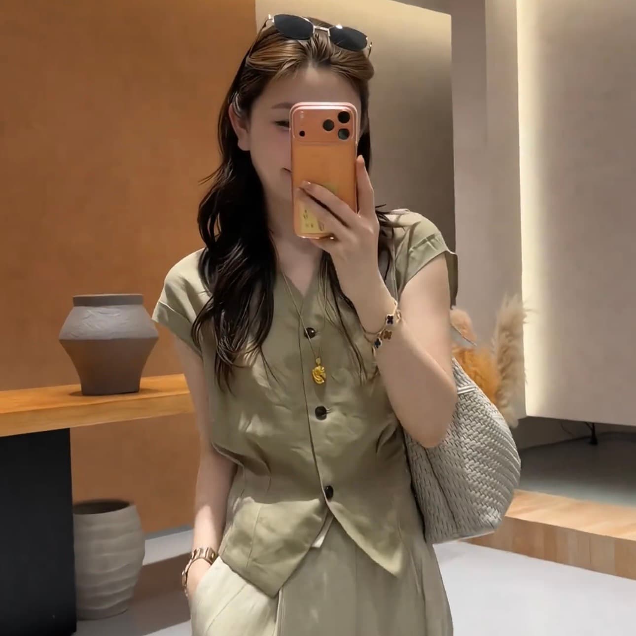 마 재료 가지고있다 밖으로 싱글 줄 버튼 주름 허리 수축 품격 V넥 작은 셔츠 민소매 프랑스식 슬림해 보이는 맨위 세트 상세 이미지 9