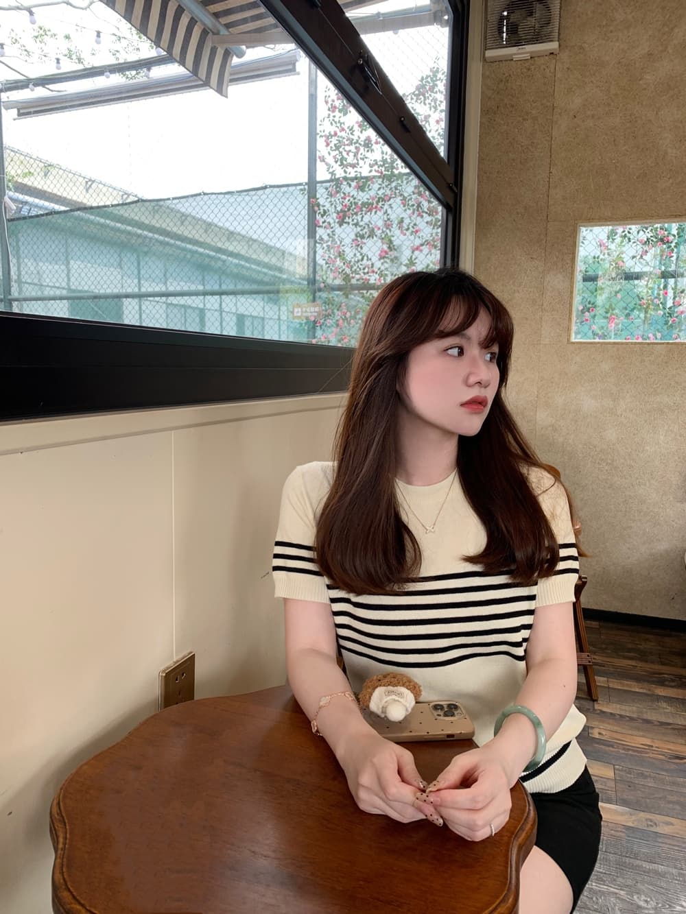 여름 새로운 자수 스트라이프 한국 스타일 레트로 패션 다용도 작은 대중 품격 몸매 가꾸기 슬림해 보이는 니트 스웨터 맨위 여성 이미지 2