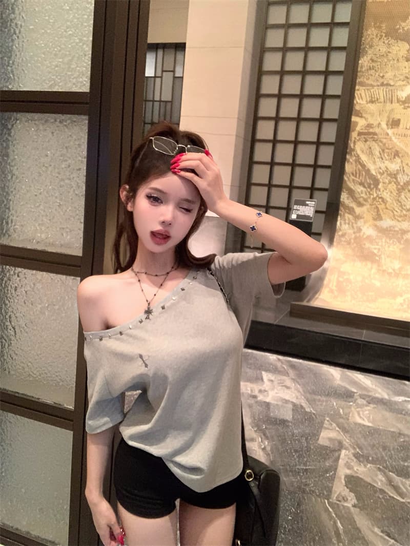 실사 정가 핫걸 비스듬한 칼라 인쇄 윌로우 못 십자가 반팔 여성 새로운 디자인 루즈핏 오프숄더 티셔츠 맨위 이미지 4