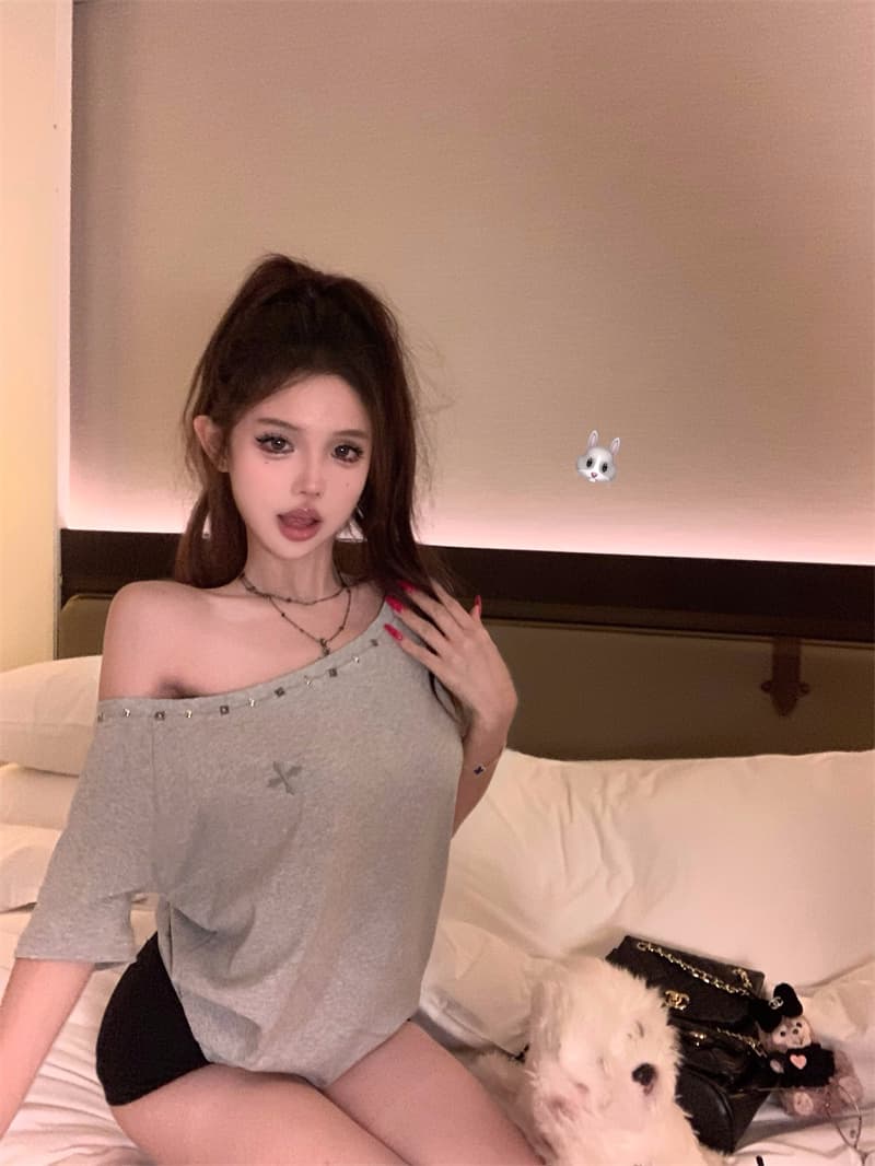실사 정가 핫걸 비스듬한 칼라 인쇄 윌로우 못 십자가 반팔 여성 새로운 디자인 루즈핏 오프숄더 티셔츠 맨위 이미지 3