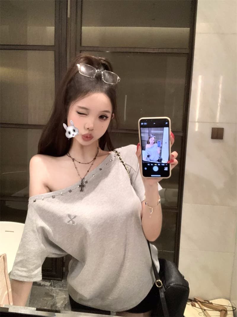 실사 정가 핫걸 비스듬한 칼라 인쇄 윌로우 못 십자가 반팔 여성 새로운 디자인 루즈핏 오프숄더 티셔츠 맨위 이미지 2