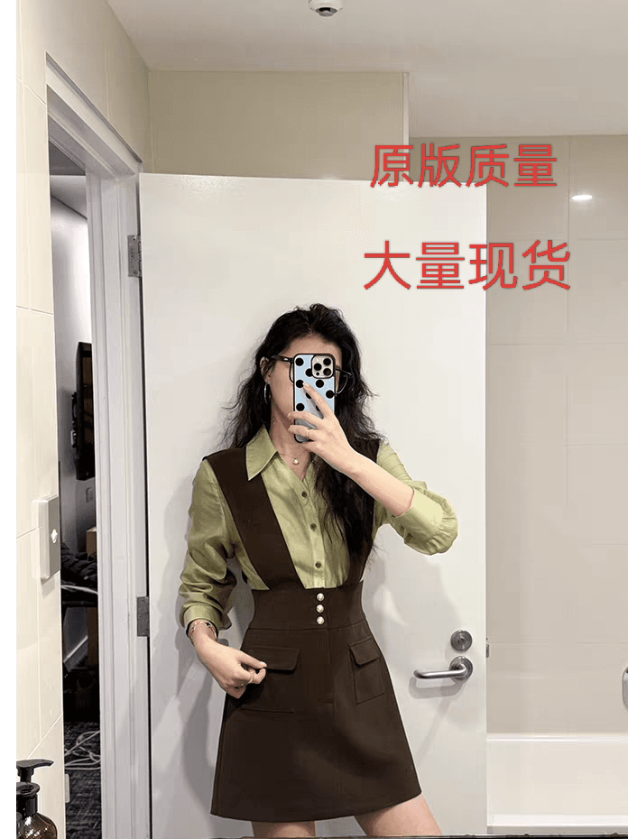 페이크 레이어드 활력 천 골드 작은 대중 배색 품격 멜빵 폴로 칼라 여성 드레스 2026 봄 새로운 짧은 치마