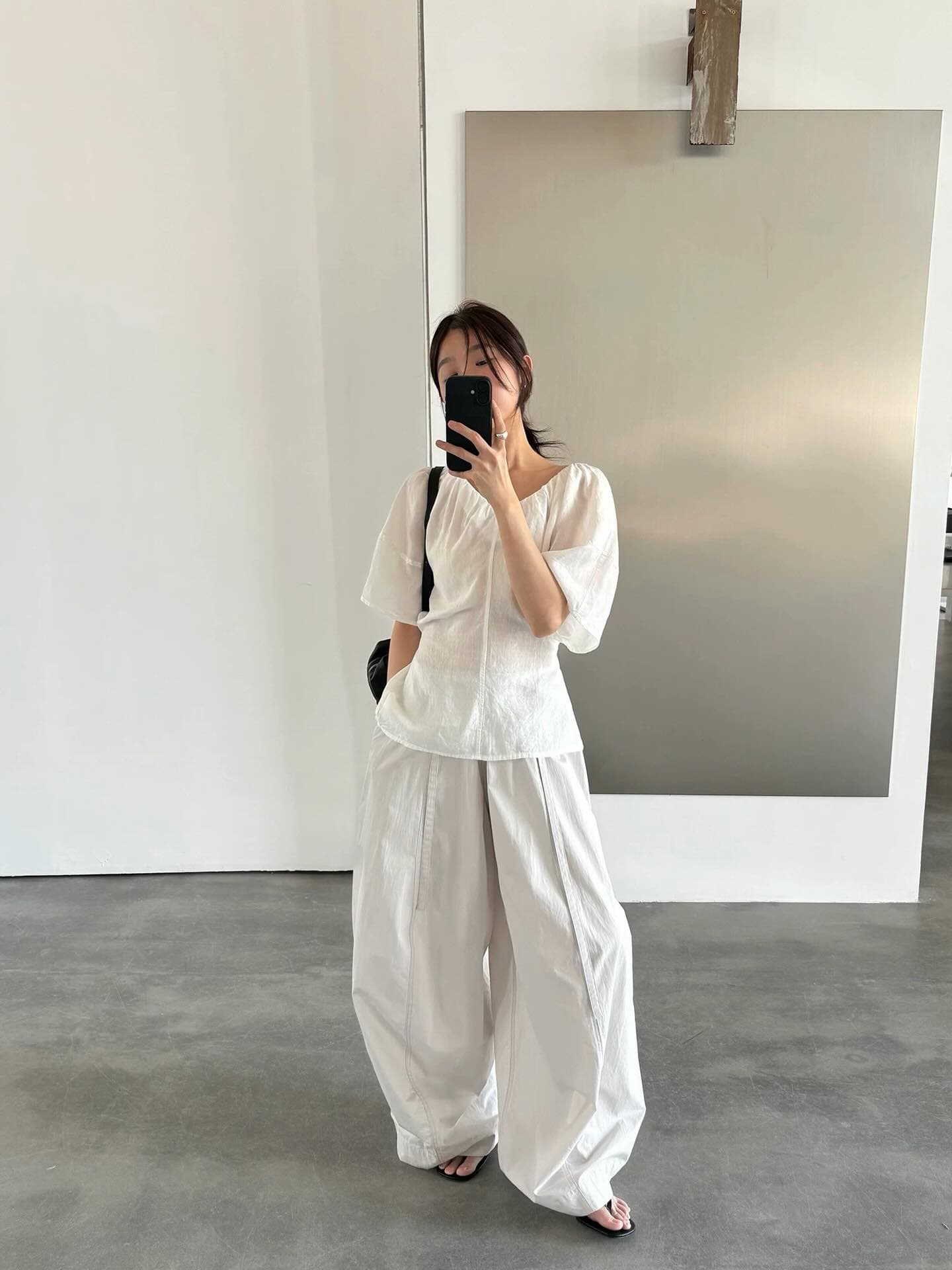 재고 있음 korea 한 부서 느긋한 바람 부드러운 V넥 측면 벨트 허리 수축 슬림해 보이는 등 허리 홀로우 아웃 반팔 셔츠 상세 이미지 4