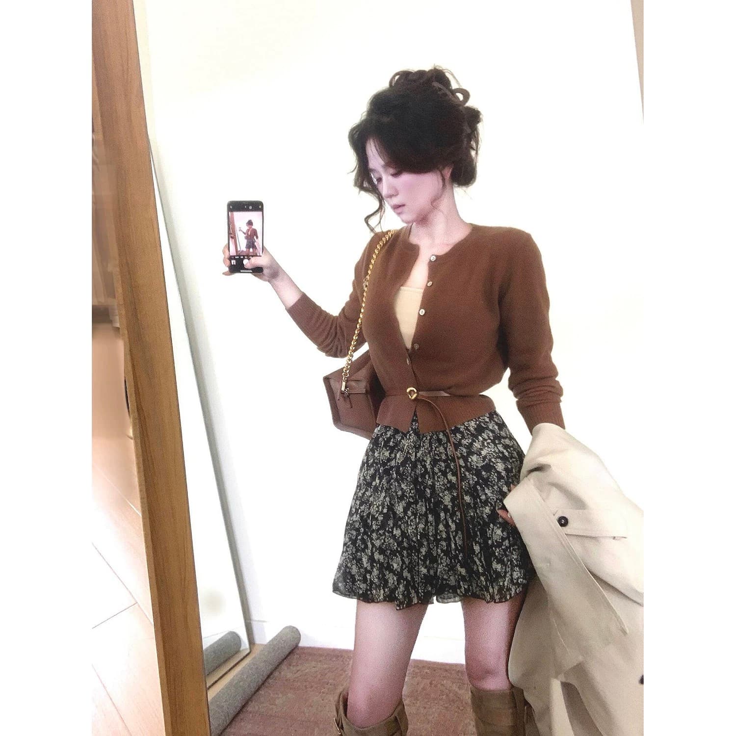 이른 가을 새로운 한 부서 ins 바람 디자인 센스 작은 대중 니트 오픈 가디건 여성 패션 미니멀리즘 꽃무늬 미니 스커트 투피스 세트 상세 이미지 2