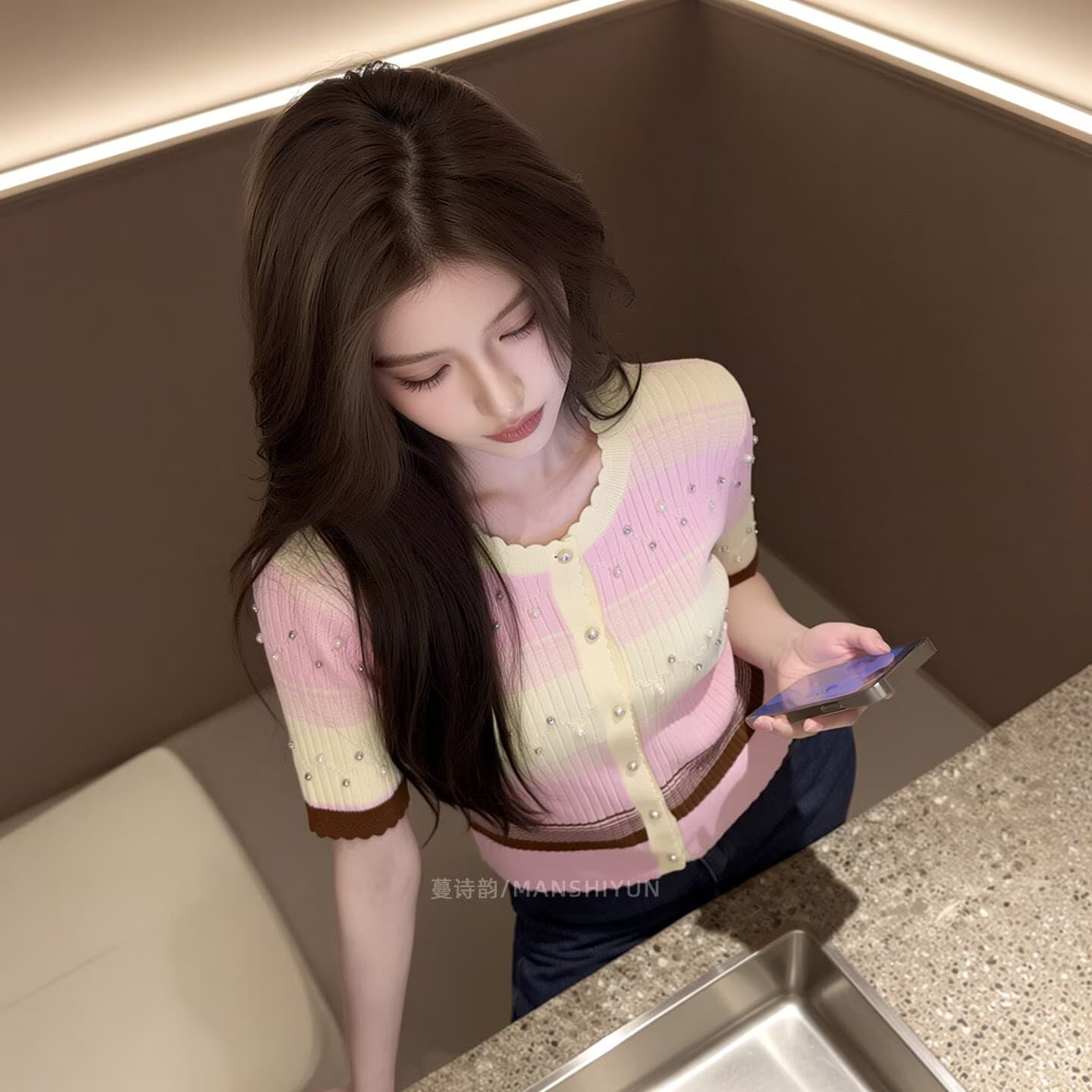 2026 여름 새로운 패치워크 색상 니트 스웨터 오픈 가디건 여성용 짧은 소매 비즈 박기 몸매 가꾸기 허리 수축 맨위 품격 티셔츠 질감 상세 이미지 3