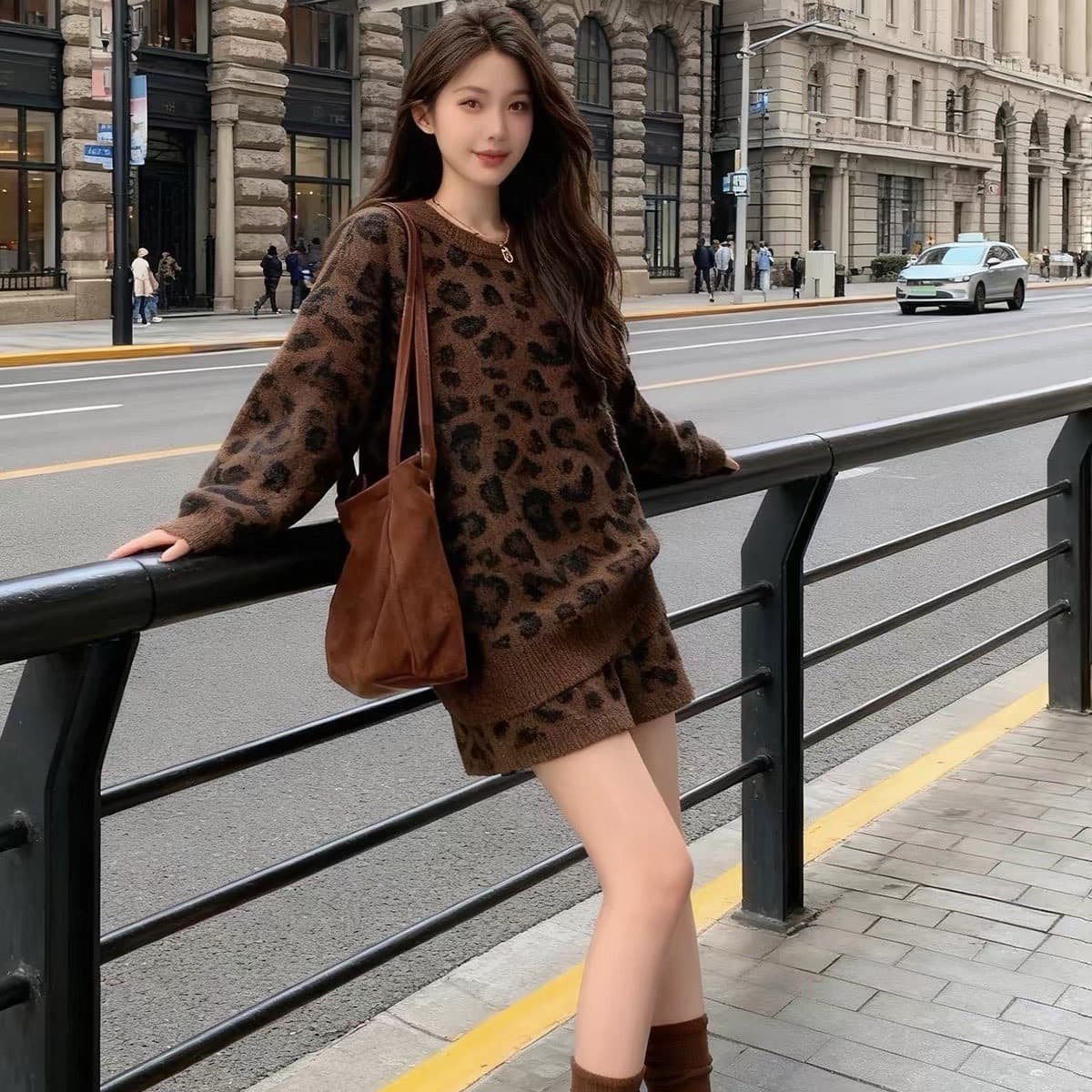 패션 레트로 레오파드 무늬 바람 라운드 넥 니트 스웨터 세트 여성 가을 겨울 루즈핏 인사이드 가져 가라. 외출용 스웨터 투피스 세트 반바지