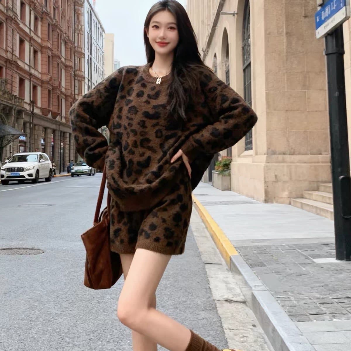 패션 레트로 레오파드 무늬 바람 라운드 넥 니트 스웨터 세트 여성 가을 겨울 루즈핏 인사이드 가져 가라. 외출용 스웨터 투피스 세트 반바지 이미지 5