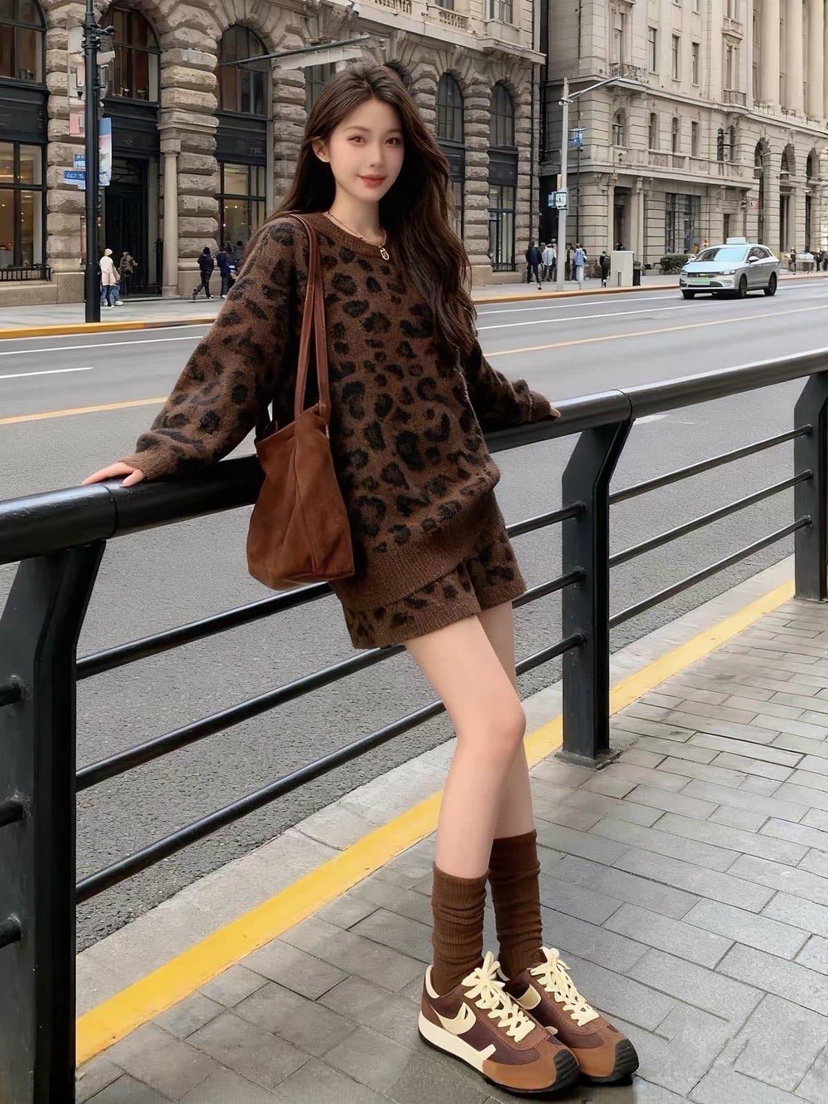 패션 레트로 레오파드 무늬 바람 라운드 넥 니트 스웨터 세트 여성 가을 겨울 루즈핏 인사이드 가져 가라. 외출용 스웨터 투피스 세트 반바지 상세 이미지 3