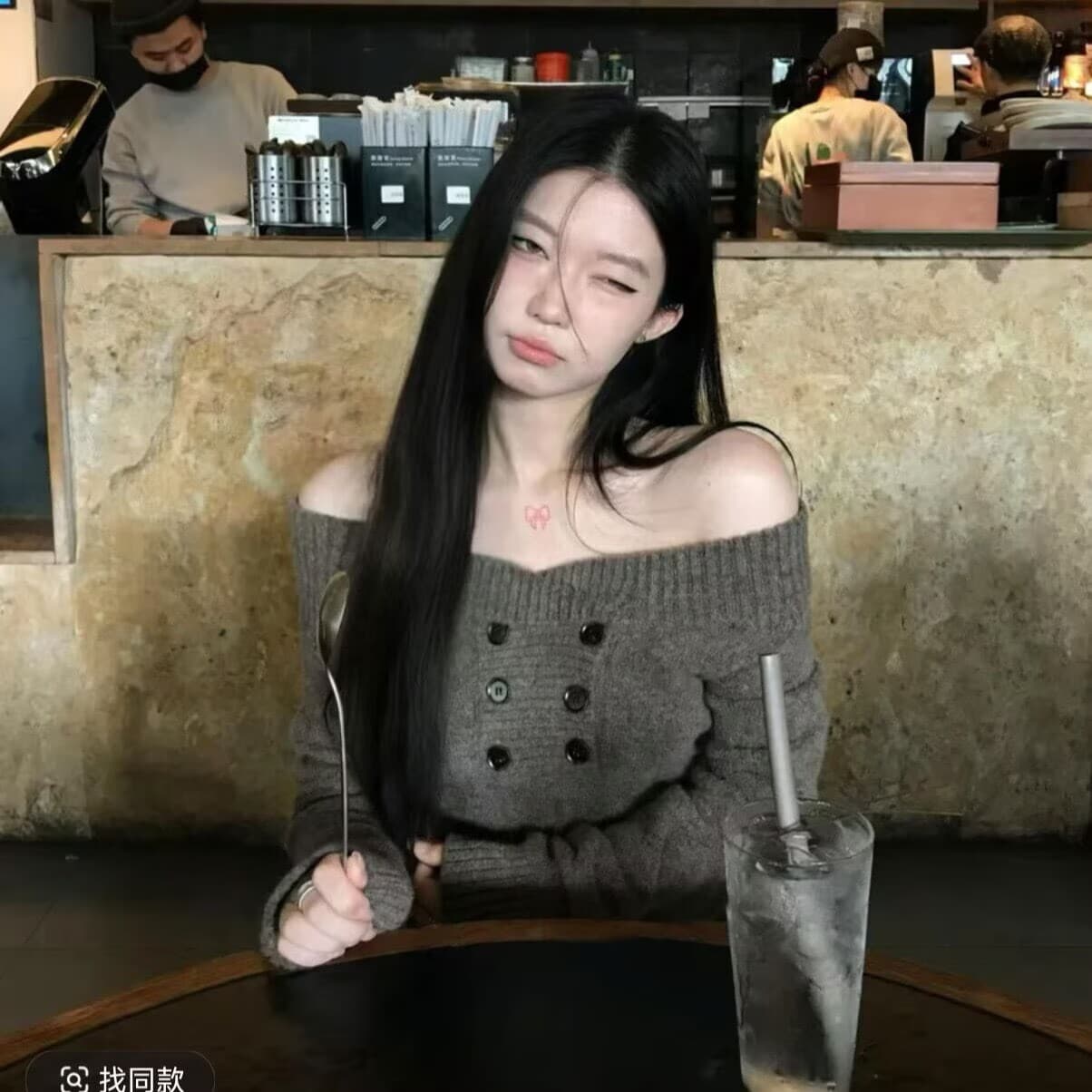 한 부서 핫걸 오프숄더 회색 스웨터 여자 가을 겨울 고급 센스 자이언트 잘 생긴 몸매 가꾸기 오프숄더 니트 만나는 맨위