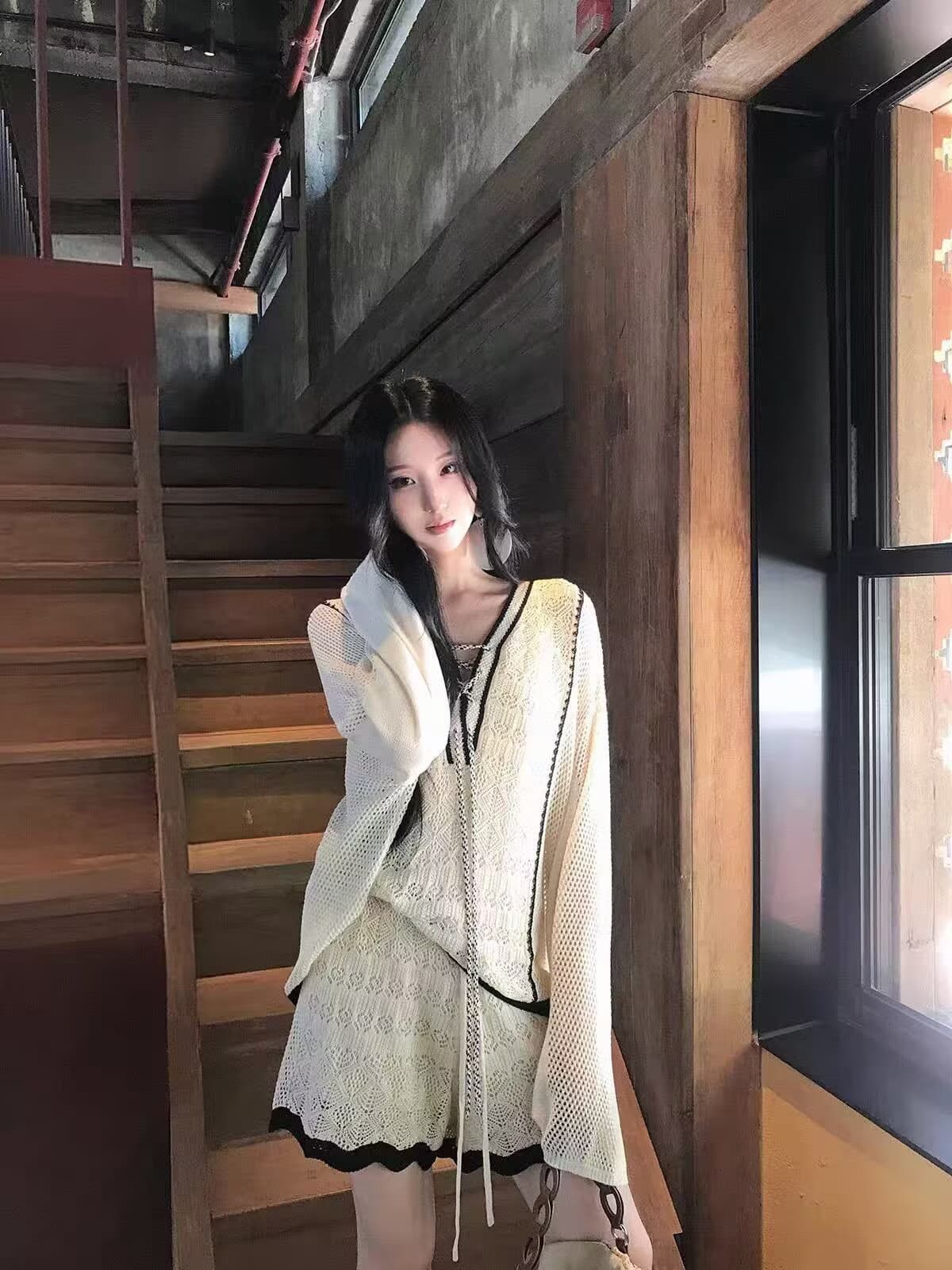 아마 라이 경기 서울 화이트 V넥 루즈핏 긴팔 니트 스웨터 여성 가을 홀로우 아웃 품격 슬림해 보이는 세트 상세 이미지 1