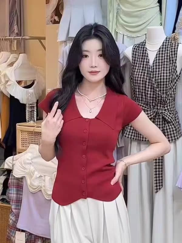 폴로 칼라 싱글 줄 버튼 몸매 가꾸기 단색 반팔 니트 스웨터 2026 여름 새로운 레트로 도파민 품격 맨위 여성 이미지 2