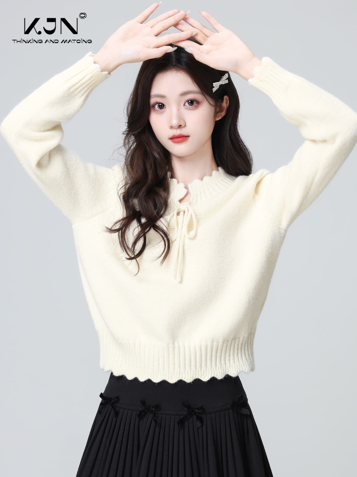 베이지 색 라운드 넥 스웨터 여자 봄 가을 2026 가을 새로운 레이스업 루즈핏 레이스 인사이드 가져 가라. 니트 스웨터 쇼트 스타일 맨위 상세 이미지 1