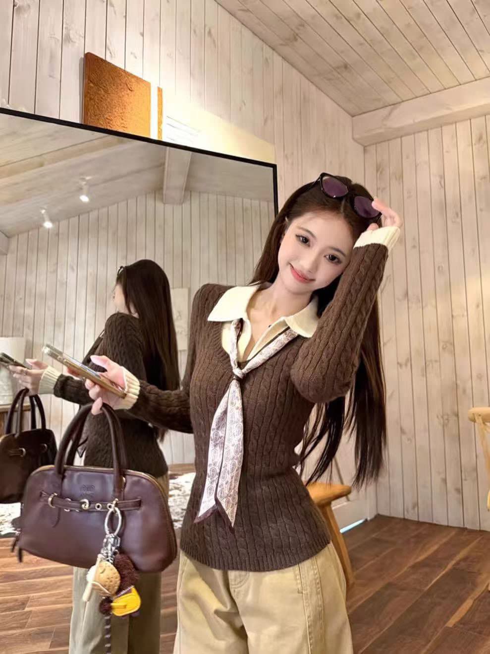 송 긍정적 인 En 커피 색상 POLO 칼라 페이크 레이어드 니트 스웨터 여성 겨울 의류 인사이드 가져 가라. 몸매 가꾸기 쇼트 스타일 긴팔 작은 맨위