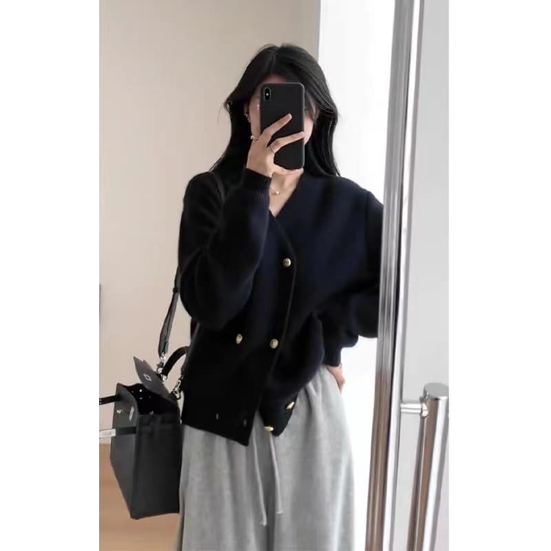 가을 겨울 새로운 프랑스식 레트로 검정색 V넥 스웨터 여자 샤오시엔 느긋한 바람 레트로 니트 카디건 코트 맨위 상세 이미지 3