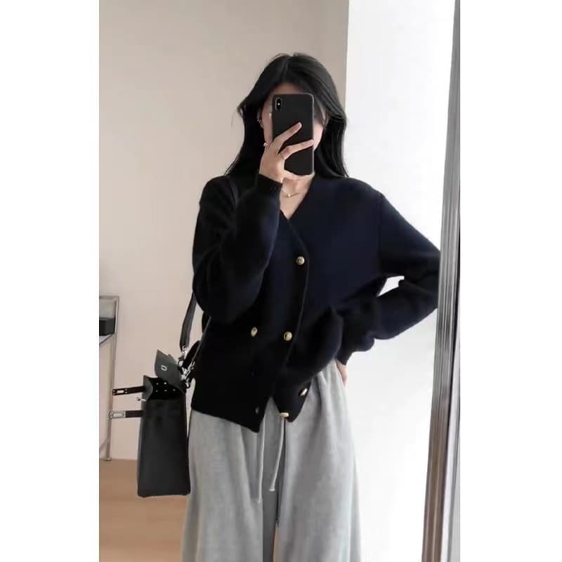 가을 겨울 새로운 프랑스식 레트로 검정색 V넥 스웨터 여자 샤오시엔 느긋한 바람 레트로 니트 카디건 코트 맨위 상세 이미지 4
