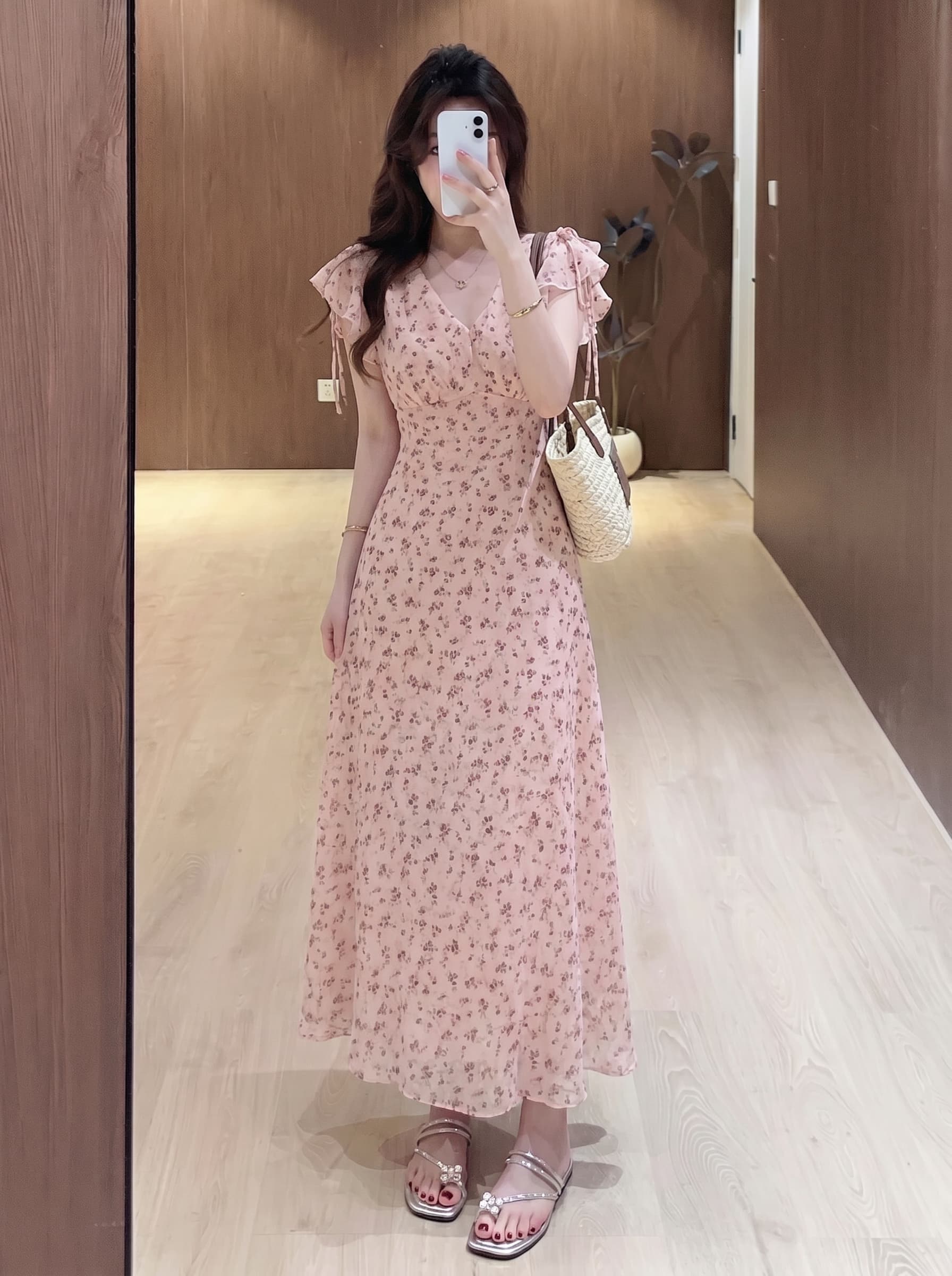 실사 빅 사이즈 여름 핑크색 V넥 프릴 스트랩 꽃무늬 쉬폰 품격 슬림해 보이는 몸매 가꾸기 여성 드레스 상세 이미지 4