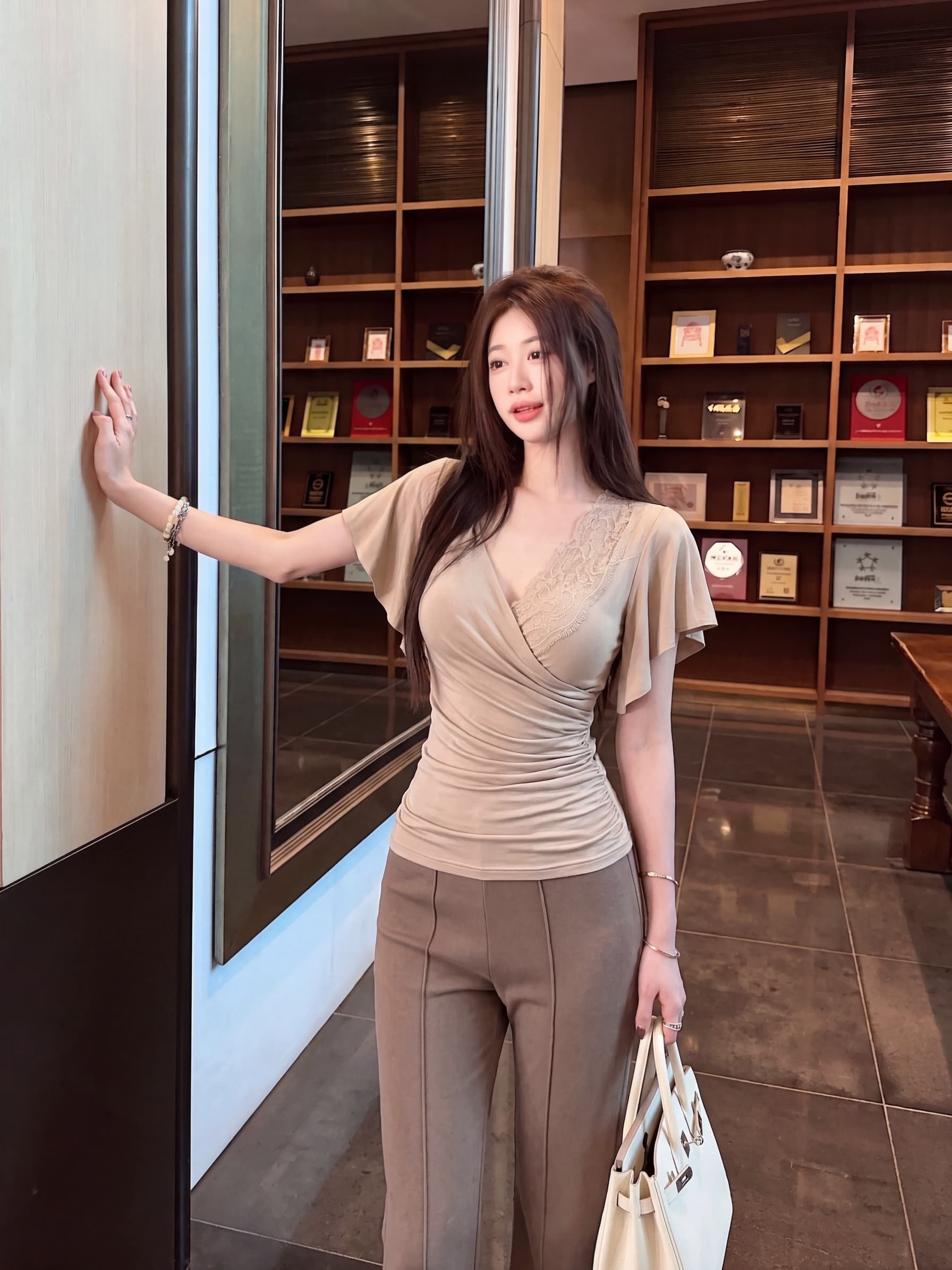실사 빅 사이즈 지방 mm 레이스 레이스 십자가 V넥 반팔 티셔츠 여름 고유 한 아름다운 몸매 가꾸기 슬림해 보이는 맨위 상세 이미지 2