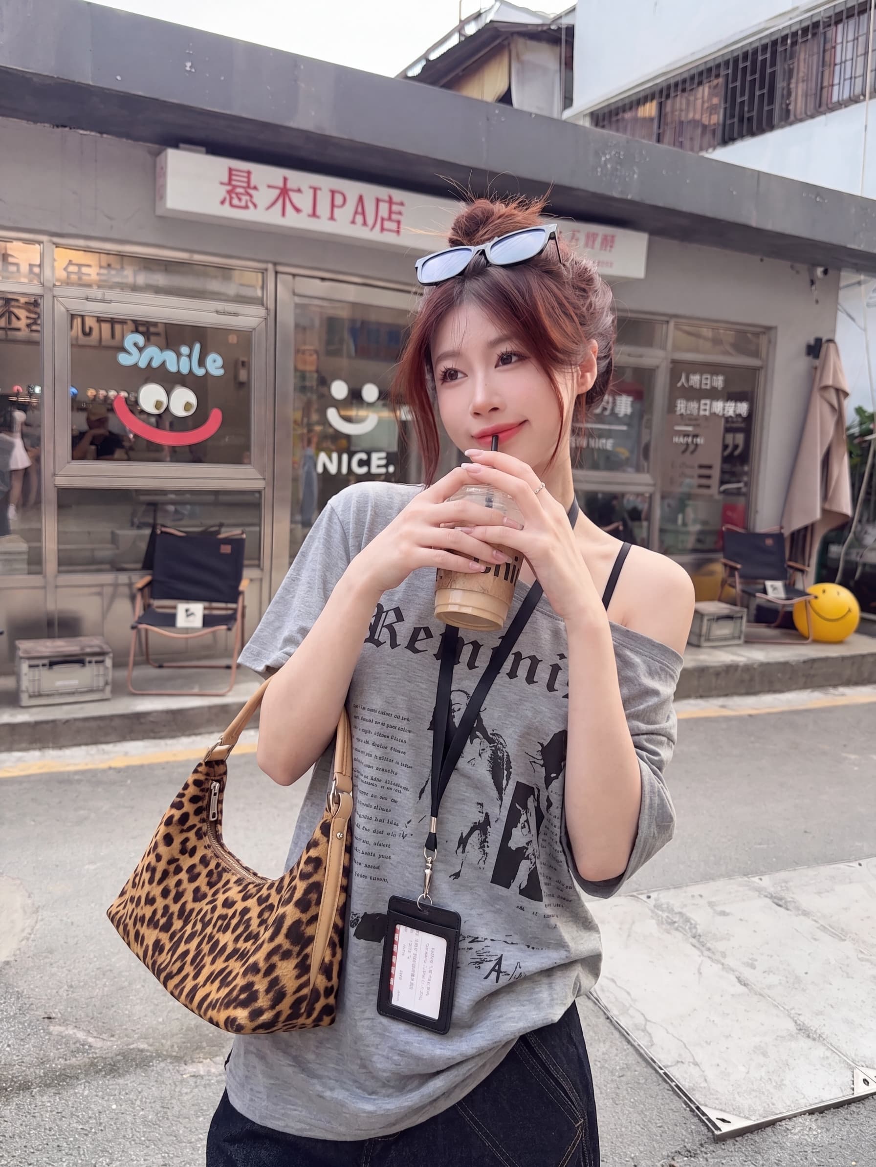 실사 빅 사이즈 반팔 티셔츠 여성 새로운 여름 회색 디자인 센스 작은 대중 순수한 욕망 오프숄더 비스듬한 어깨 의류 여성