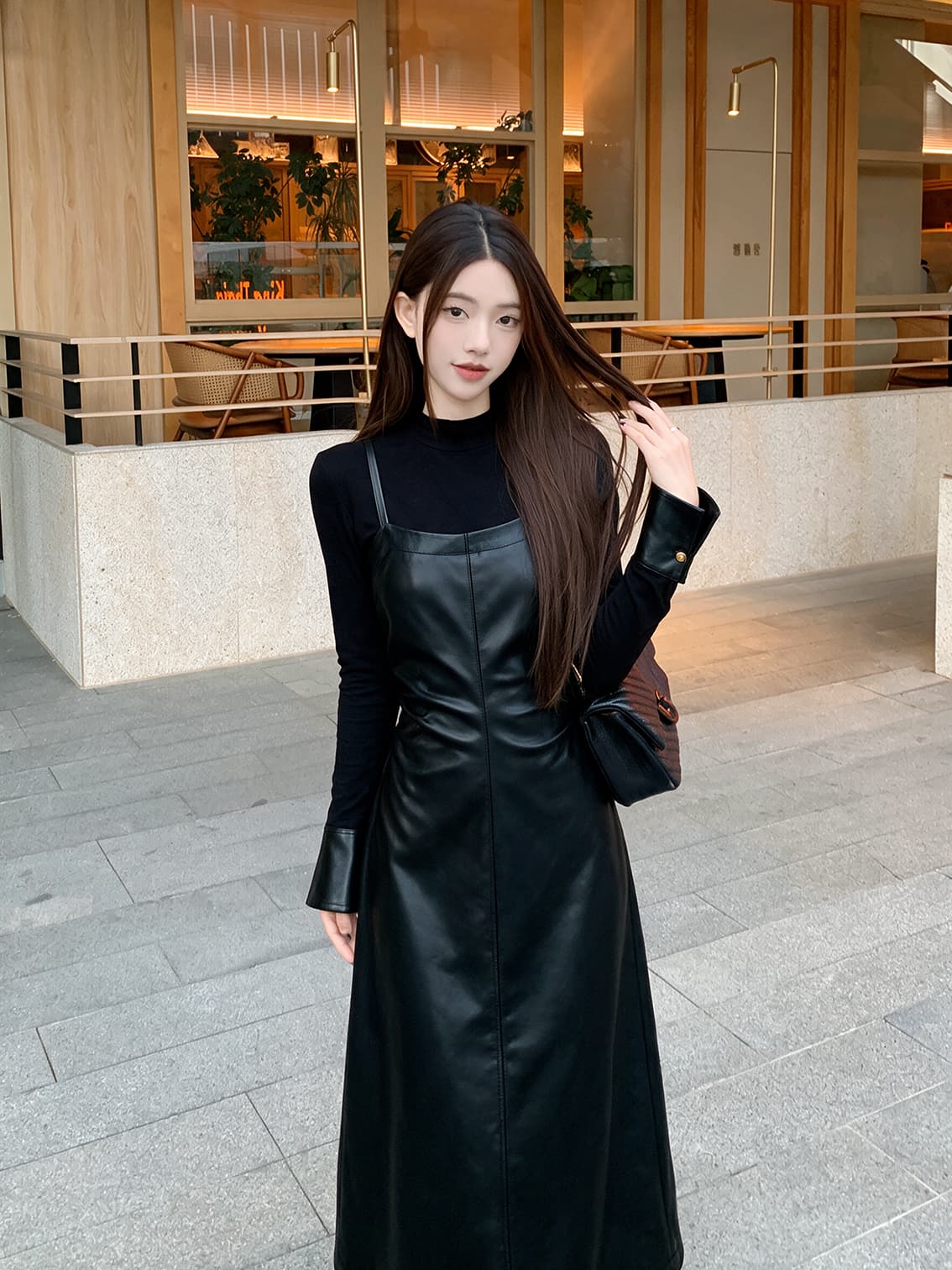 실사 빅 사이즈 여성 의류 고급 센스 로얄 자매 품격 검정색 PU 가죽 허리 수축 나팔 소매 지방 mm 드레스