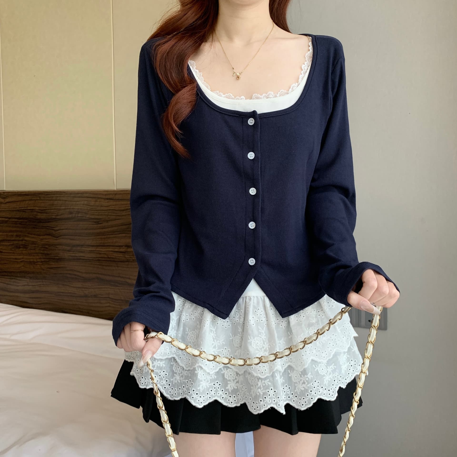 빅 사이즈 레이스 레이스 u 칼라 페이크 레이어드 긴팔 티셔츠 여성 봄 지방 mm 디자인 센스 작은 대중 슬림해 보이는 배색 맨위 이미지 5