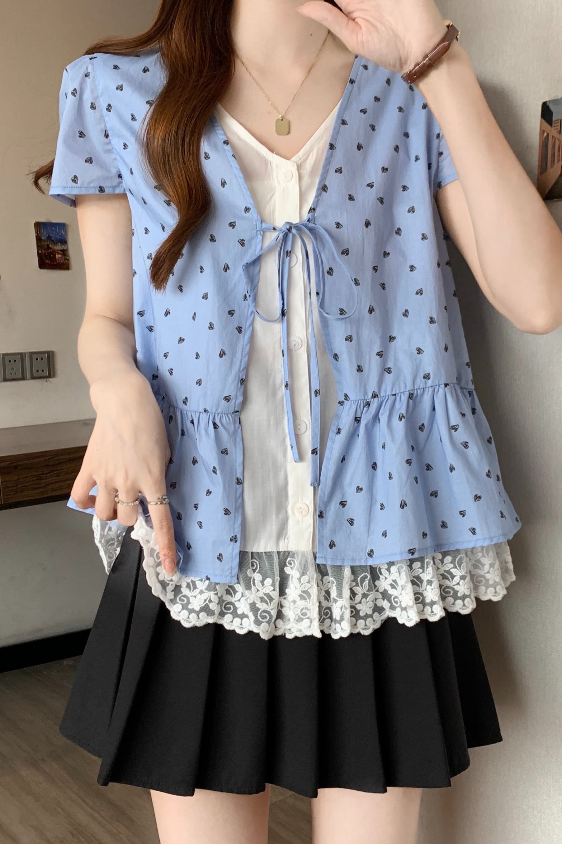 지방 mm V넥 레이스 레이스 페이크 레이어드 패치워크 셔츠 26 여름 새로운 여성 프린트 파란색 쇼트 스타일 맨위 이미지 7