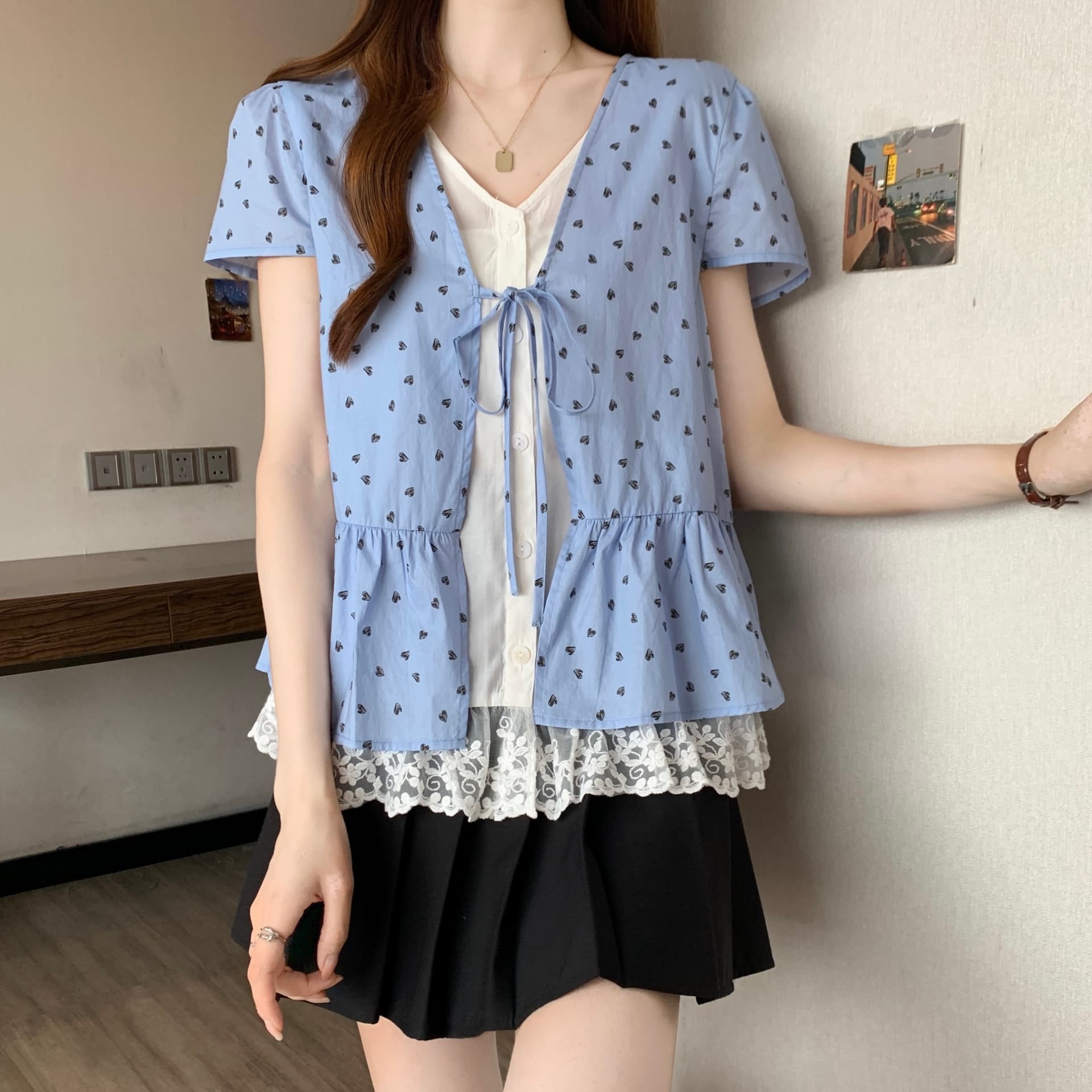 지방 mm V넥 레이스 레이스 페이크 레이어드 패치워크 셔츠 26 여름 새로운 여성 프린트 파란색 쇼트 스타일 맨위 상세 이미지 5