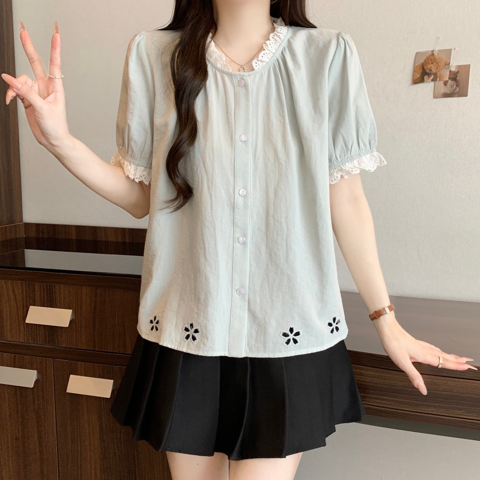 지방 mm 우유 파란색 홀로우 아웃 꽃 레이스 측면 반팔 여성 셔츠 여름 레트로 루즈핏 디자인 센스 맨위 이미지 5
