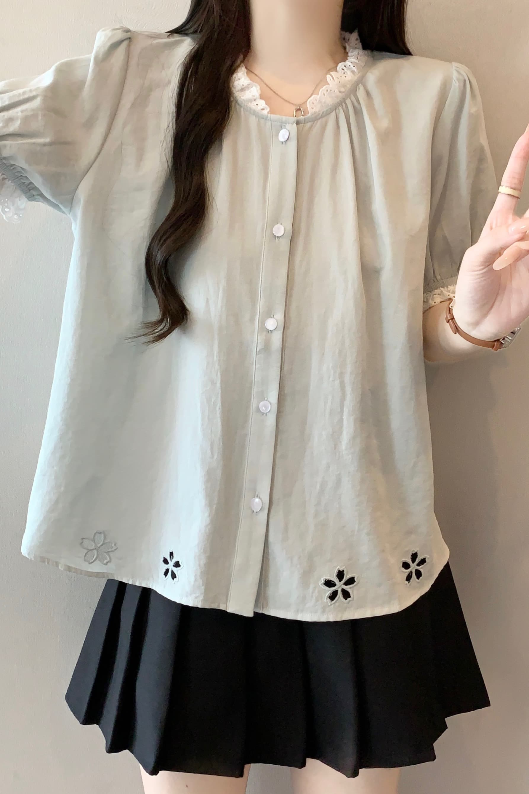 지방 mm 우유 파란색 홀로우 아웃 꽃 레이스 측면 반팔 여성 셔츠 여름 레트로 루즈핏 디자인 센스 맨위 이미지 7