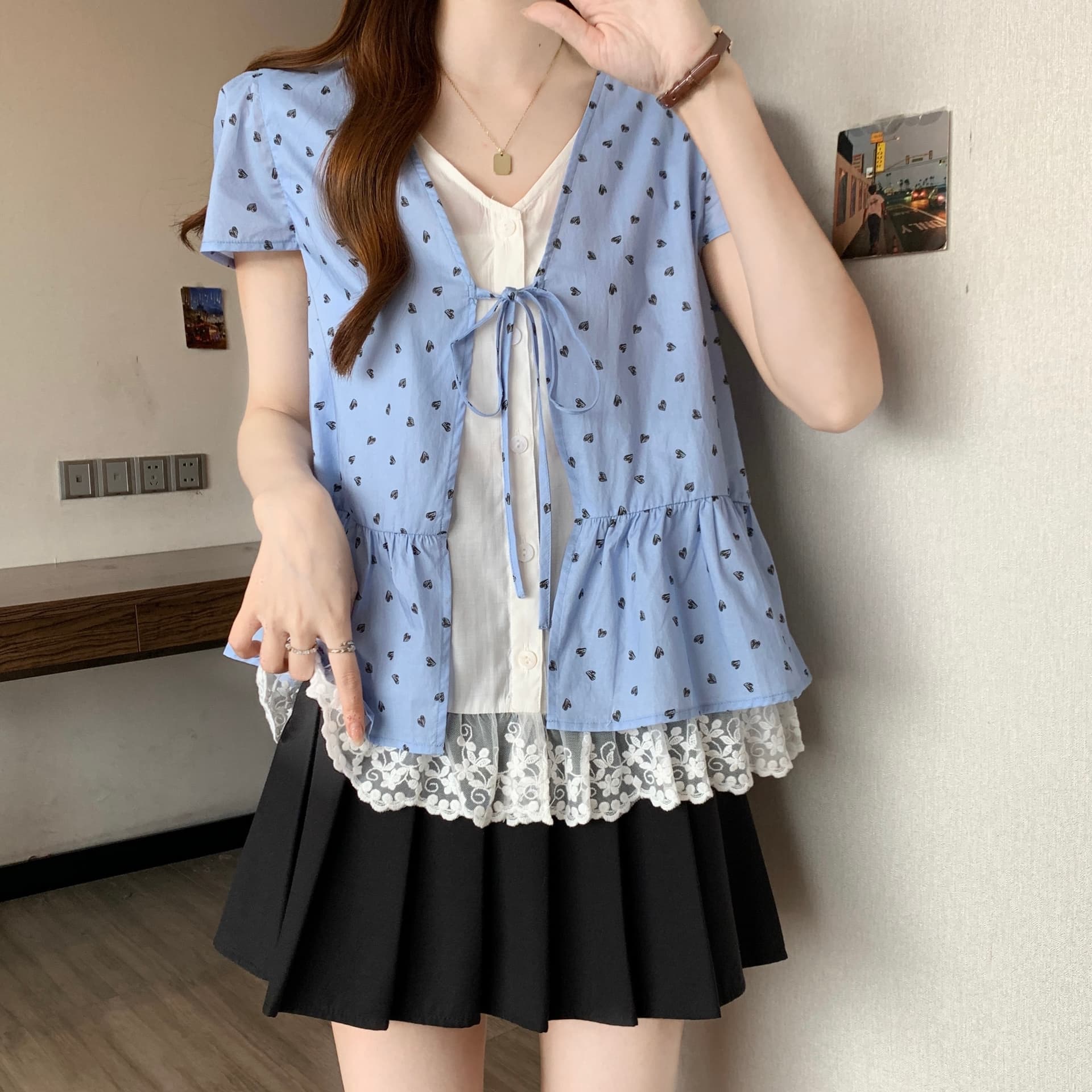 지방 mm V넥 레이스 레이스 페이크 레이어드 패치워크 셔츠 26 여름 새로운 여성 프린트 파란색 쇼트 스타일 맨위 상세 이미지 10