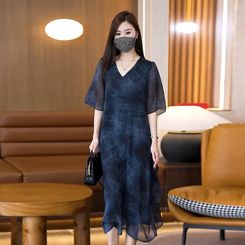 루즈핏 슬림해 보이는 V넥 여성 드레스 2026 새로운 여름 패션 반팔 어머니 드레스 출퇴근 바람 빅 사이즈 치마 이미지 4