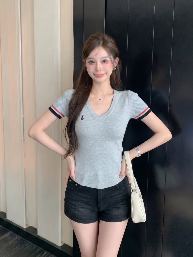 한국 스타일 품격 V넥 배색 스트라이프 반팔 니트 스웨터 여성 여름 새로운 자수 Chic 몸매 가꾸기 슬림해 보이는 맨위 이미지 2