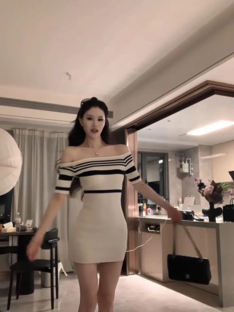 순수한 욕망 바람 여성 드레스 2026 여름 새로운 배색 스트라이프 오프숄더 몸매 가꾸기 패션 고급 센스 절묘한 미니 스커트 이미지 4