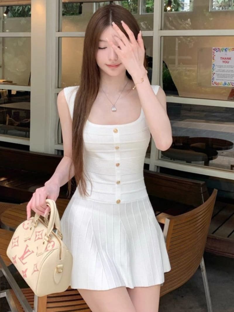 화이트 광장 칼라 금 버튼 민소매 니트 여성 드레스 2026 여름 미니멀리즘 품격 몸매 가꾸기 허리 수축 미니 스커트 이미지 3