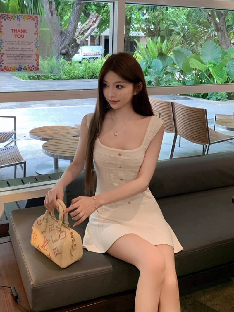 화이트 광장 칼라 금 버튼 민소매 니트 여성 드레스 2026 여름 미니멀리즘 품격 몸매 가꾸기 허리 수축 미니 스커트 이미지 4