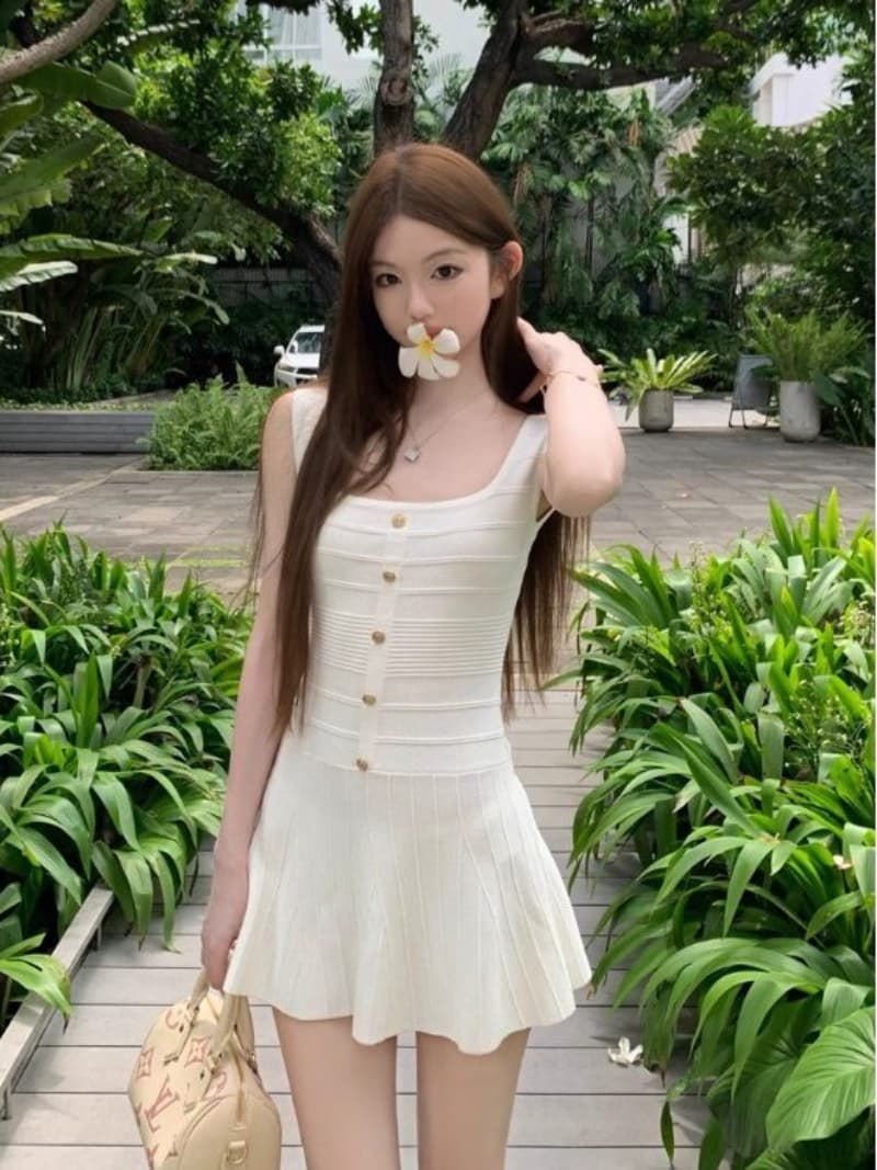 화이트 광장 칼라 금 버튼 민소매 니트 여성 드레스 2026 여름 미니멀리즘 품격 몸매 가꾸기 허리 수축 미니 스커트 이미지 2