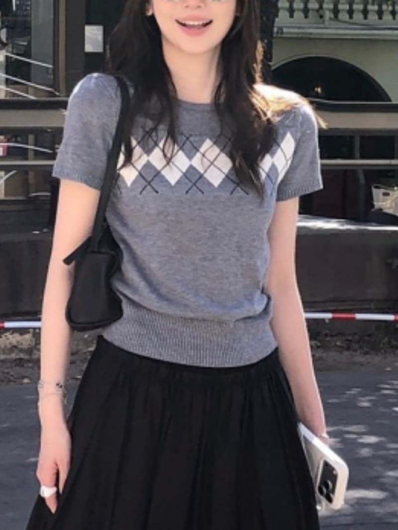 광저우 열세 개 폭발 한 스타일 링 그리드 반팔 니트 스웨터 여성 여름 몸매 가꾸기 티셔츠 디자인 센스 얼음 실크 맨위 상세 이미지 4