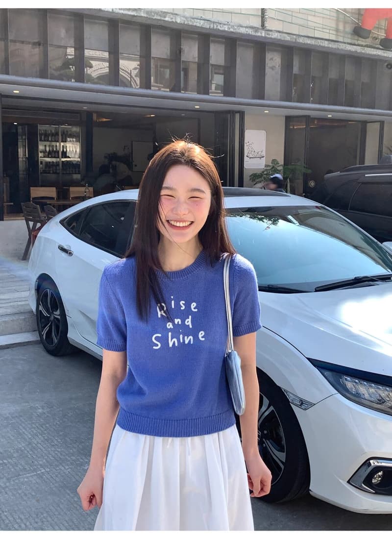 봄 여름 새로운 작은 루즈핏 쇼트 스타일 맨위 티셔츠 미니멀리즘 느슨함 센스 배색 알파벳 자수 반팔 니트 스웨터 여성