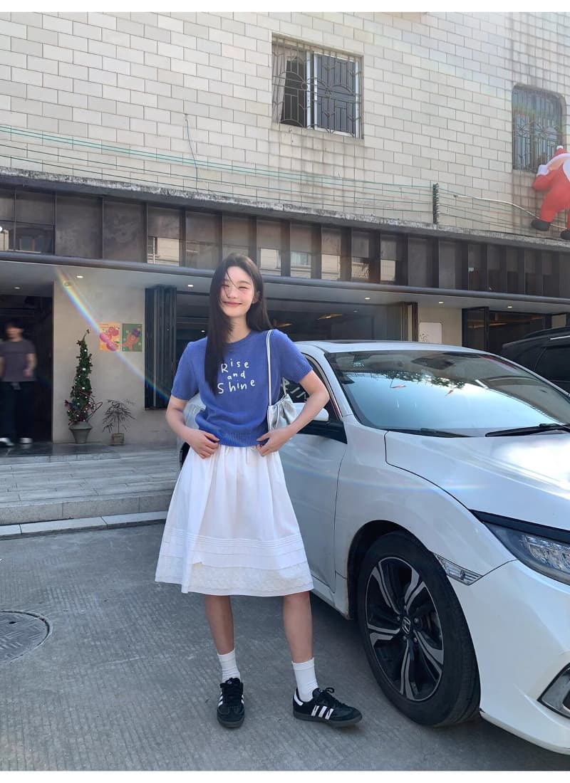 봄 여름 새로운 작은 루즈핏 쇼트 스타일 맨위 티셔츠 미니멀리즘 느슨함 센스 배색 알파벳 자수 반팔 니트 스웨터 여성 상세 이미지 7
