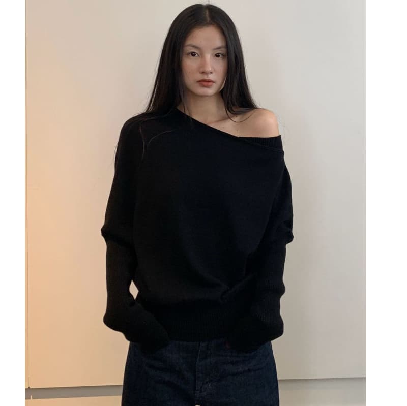 느긋한 바람 보트넥 오프숄더 풀오버 스웨터 여자 2026 년 디자인 센스 한 부서 루즈핏 비스듬한 어깨 니트 스웨터 맨위 상세 이미지 2