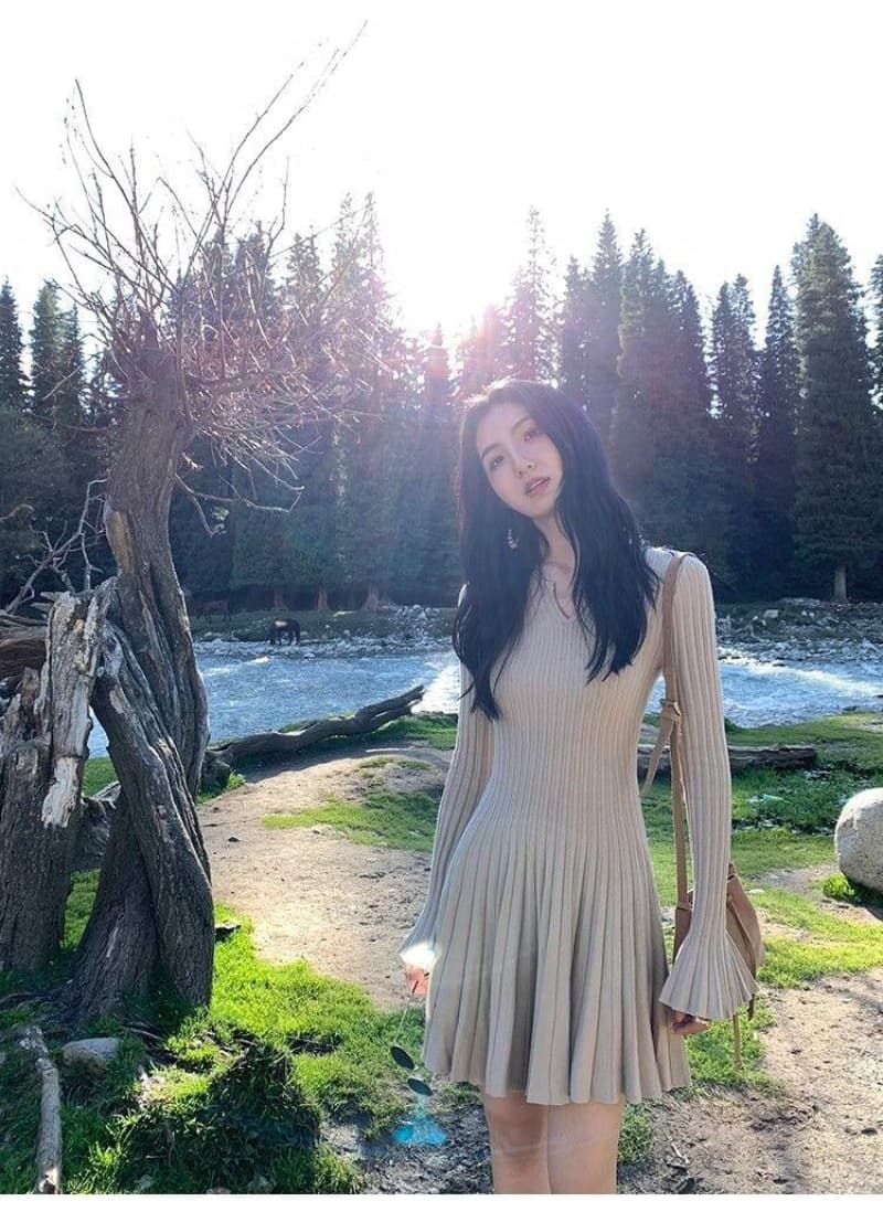 2026 열린 봄 니트 여성 드레스 새로운 프랑스식 V넥 긴팔 디자인 센스 허리 수축 슬림해 보이는 품격 플리츠 스커트 상세 이미지 9