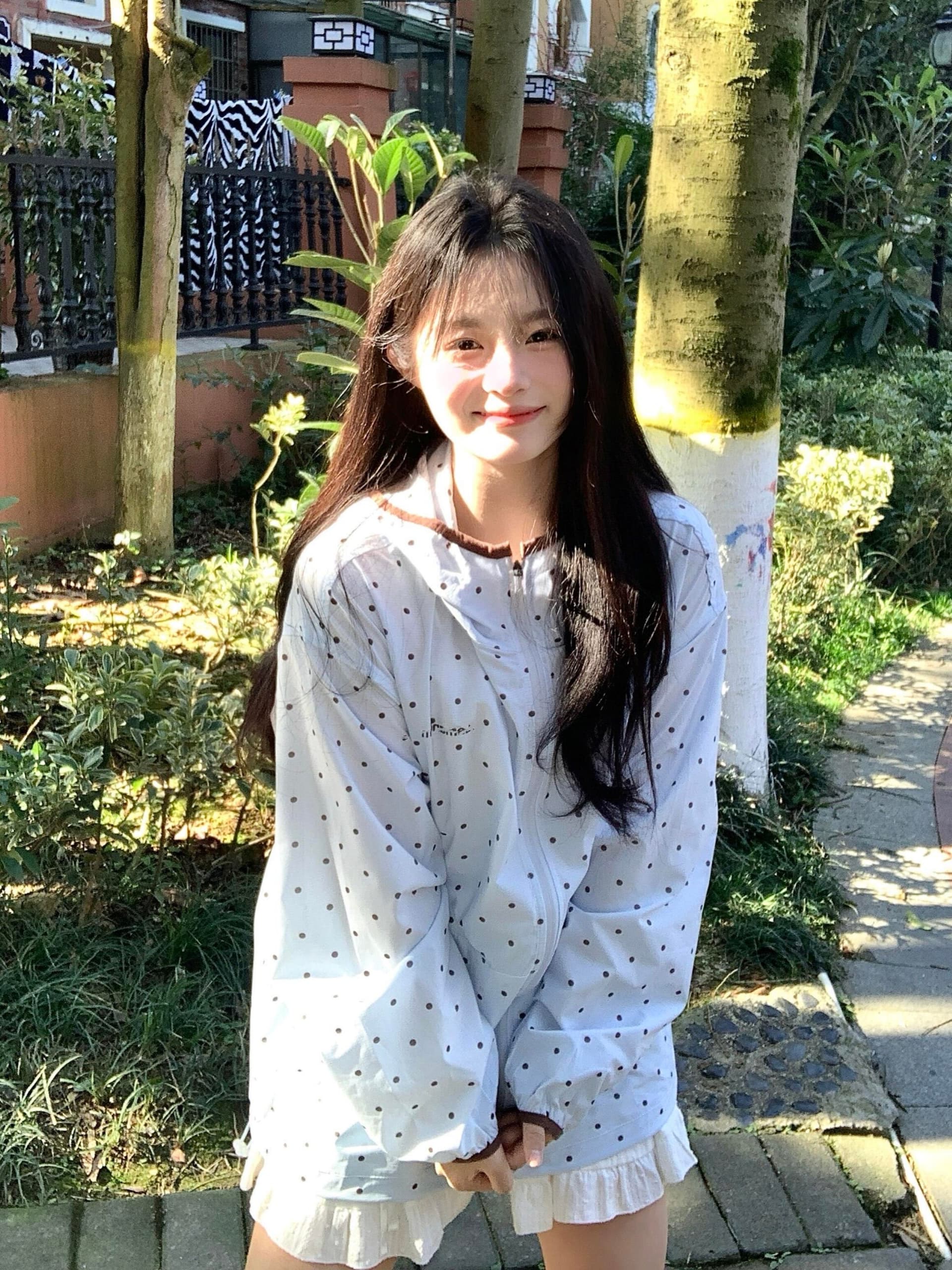 좋은 품질 하늘색 얇고 가벼운 자외선 차단 의류 여자 여름 얇은 코트 캐주얼 배색 패치워크 도트 무늬 자외선 차단 복 이미지 4