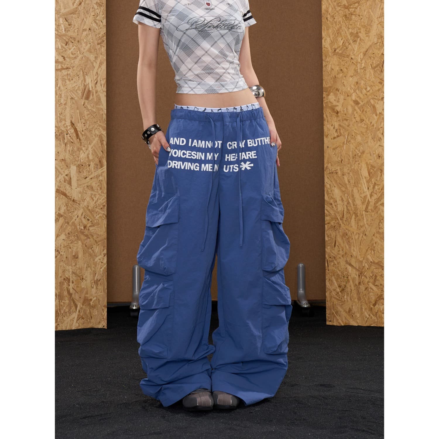 한국 chic 아메리칸 레트로 알파벳 기타 주머니 워크웨어 팬츠 여성 여름 얇은 스타일 루즈핏 슬림해 보이는 넓은 다리 낙하산 병 바지