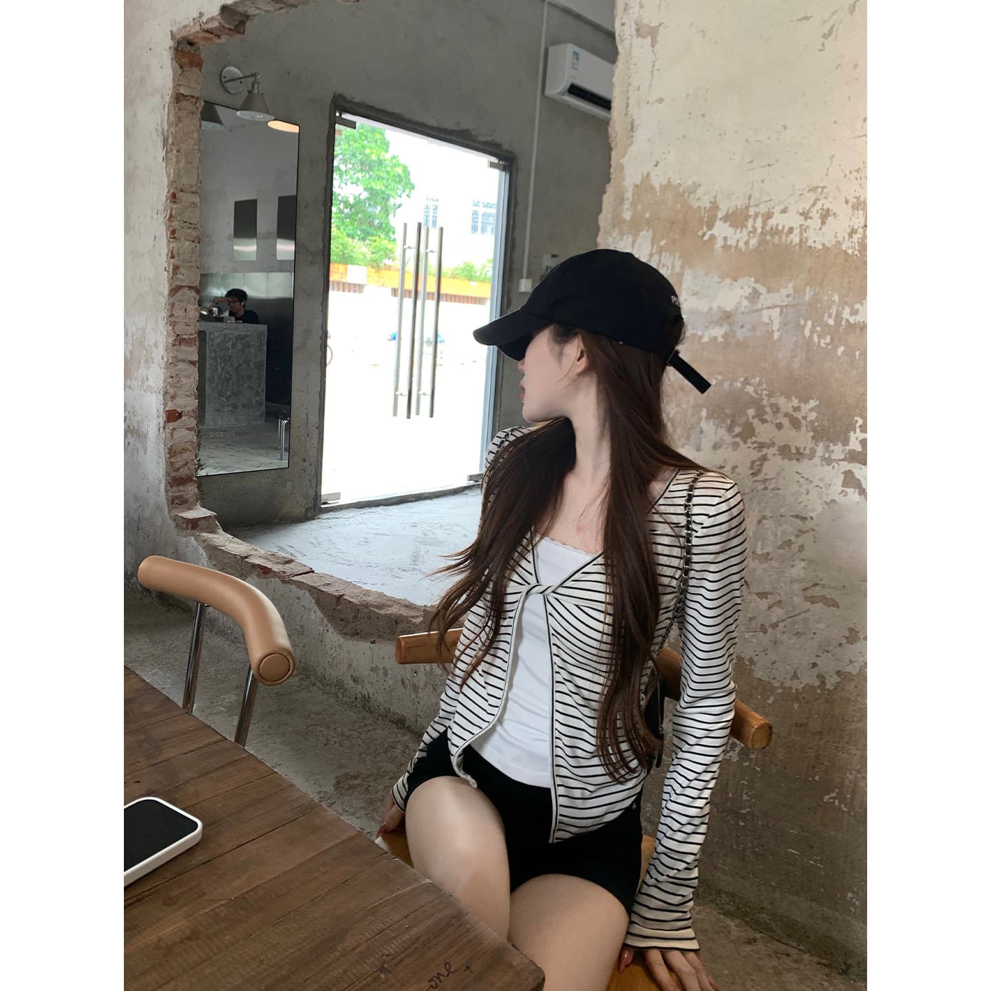 아메리칸 레트로 흰색 배경 블랙 스트라이프 페이크 레이어드 긴팔 티셔츠 여성 가을 새로운 한 부서 몸매 가꾸기 슬림해 보이는 맨위 트렌디 이미지 2