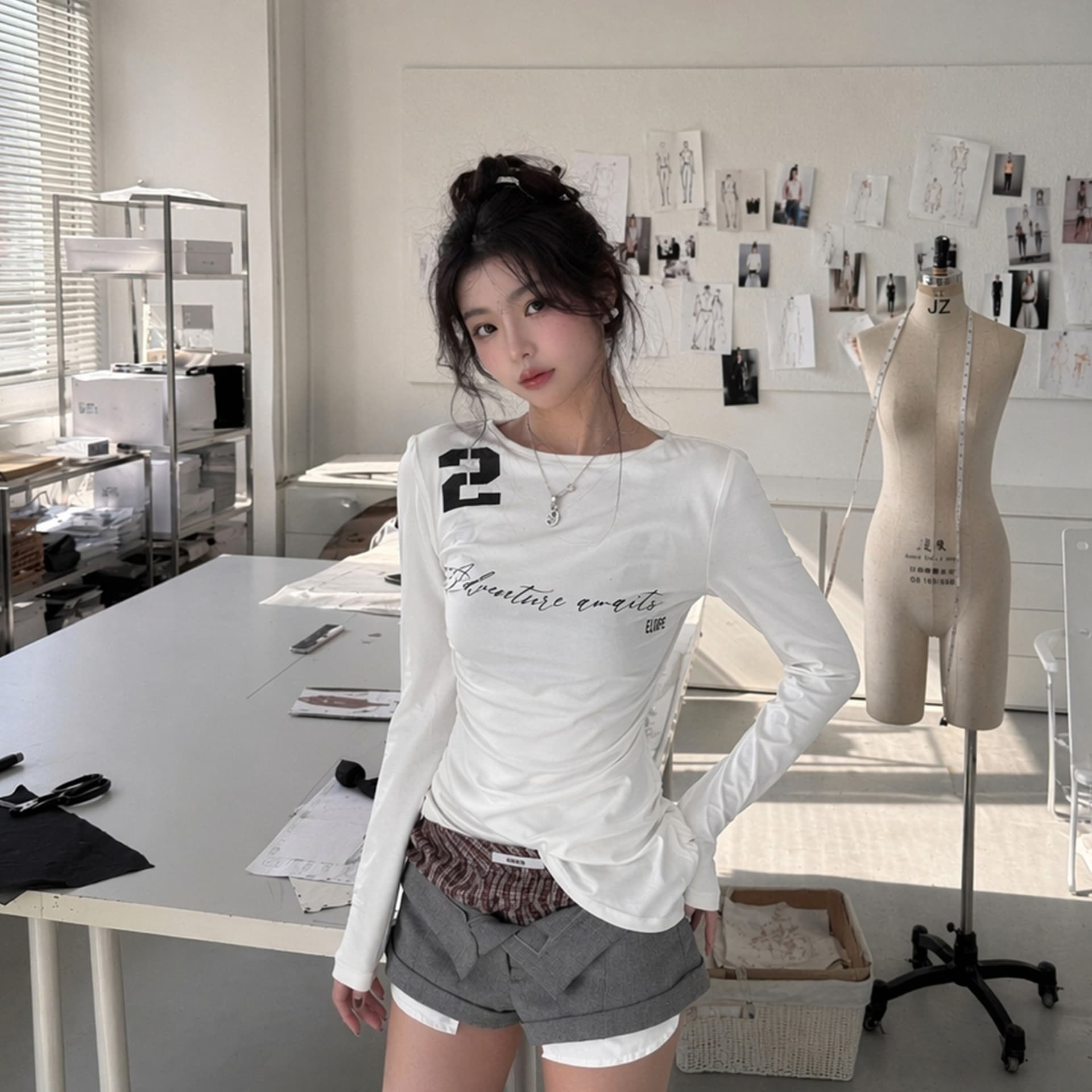 아메리칸 레트로 디자인 센스 핫걸 프린트 긴팔 티셔츠 여성 몸매 가꾸기 주름 허리 수축 화이트 쇼트 스타일 슬림해 보이는 맨위 이미지 5