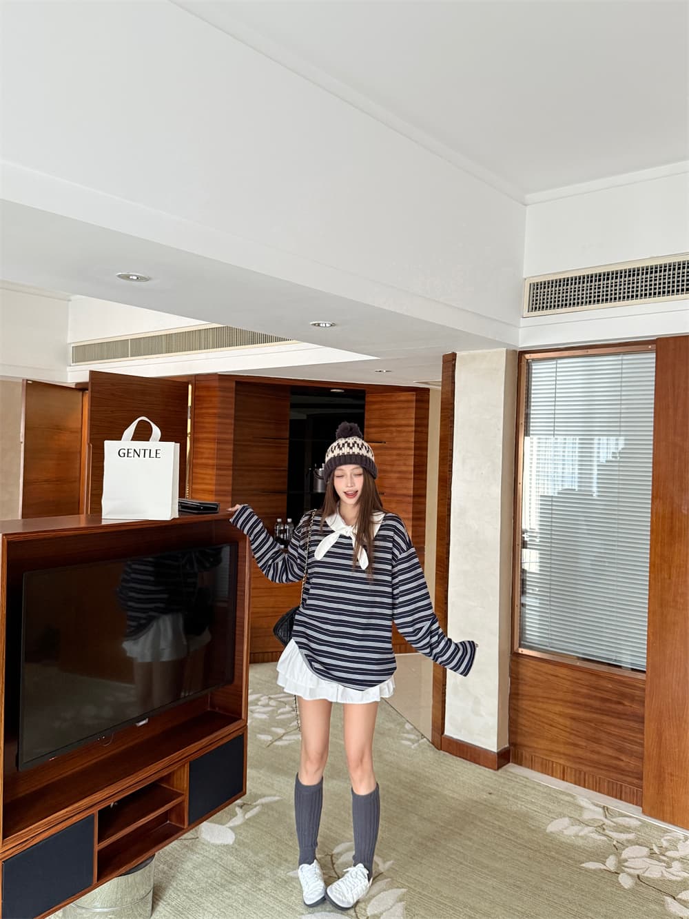 럭셔리 컬러 코튼 느긋한 바람 루즈핏 스트라이프 스트랩 긴팔 티셔츠 여성 가을 레트로 연령 감소 슬림해 보이는 캐주얼 맨위 트렌디 이미지 3