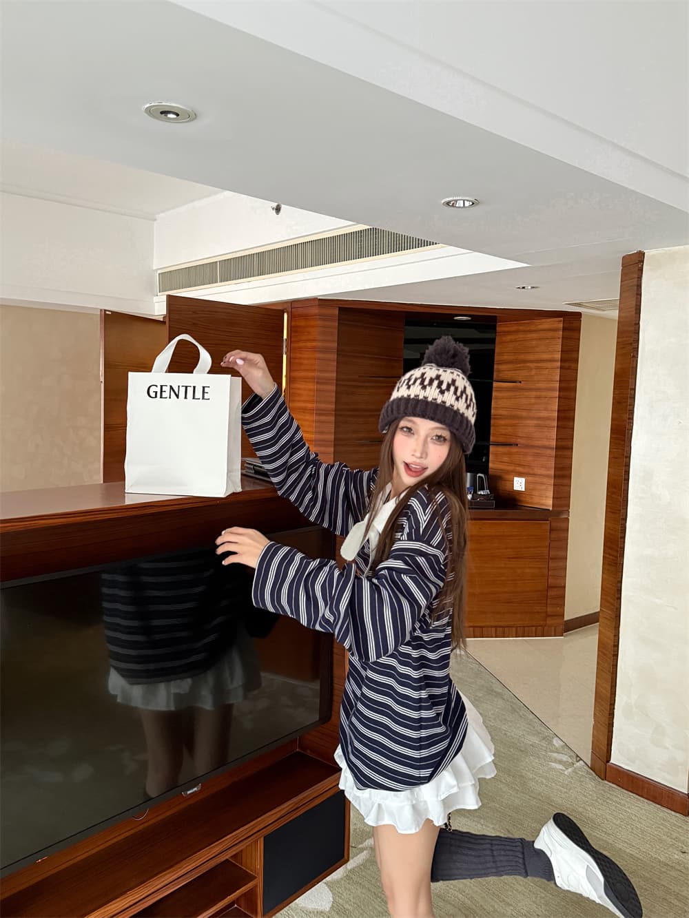 럭셔리 컬러 코튼 느긋한 바람 루즈핏 스트라이프 스트랩 긴팔 티셔츠 여성 가을 레트로 연령 감소 슬림해 보이는 캐주얼 맨위 트렌디 상세 이미지 6